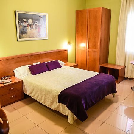 Hotel Dora Пласенсия Екстериор снимка