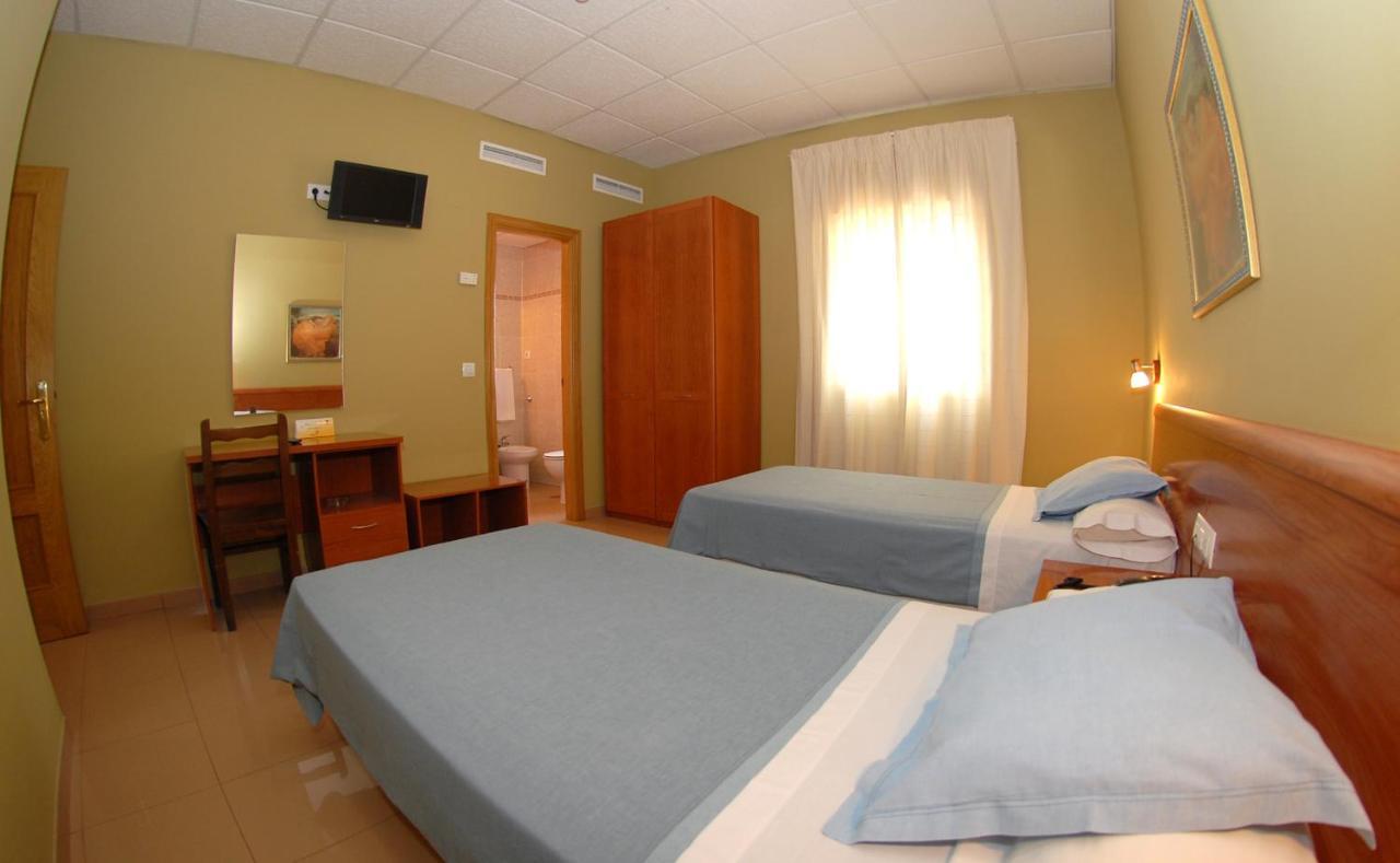 Hotel Dora Пласенсия Екстериор снимка