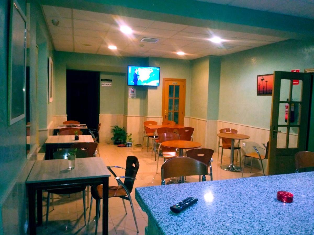 Hotel Dora Пласенсия Екстериор снимка