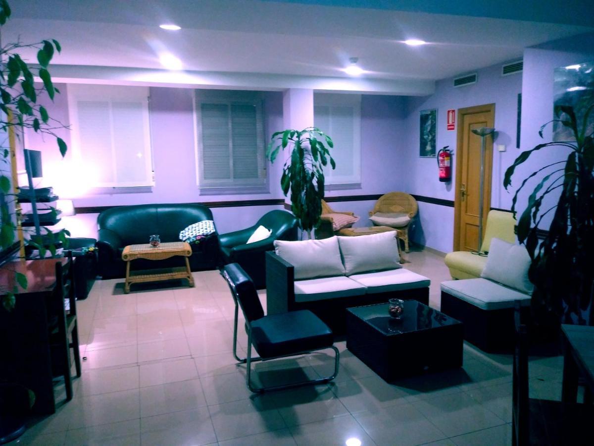 Hotel Dora Пласенсия Екстериор снимка