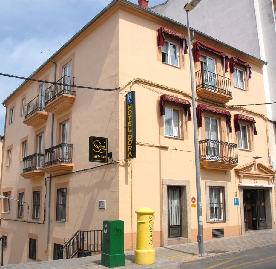 Hotel Dora Пласенсия Екстериор снимка
