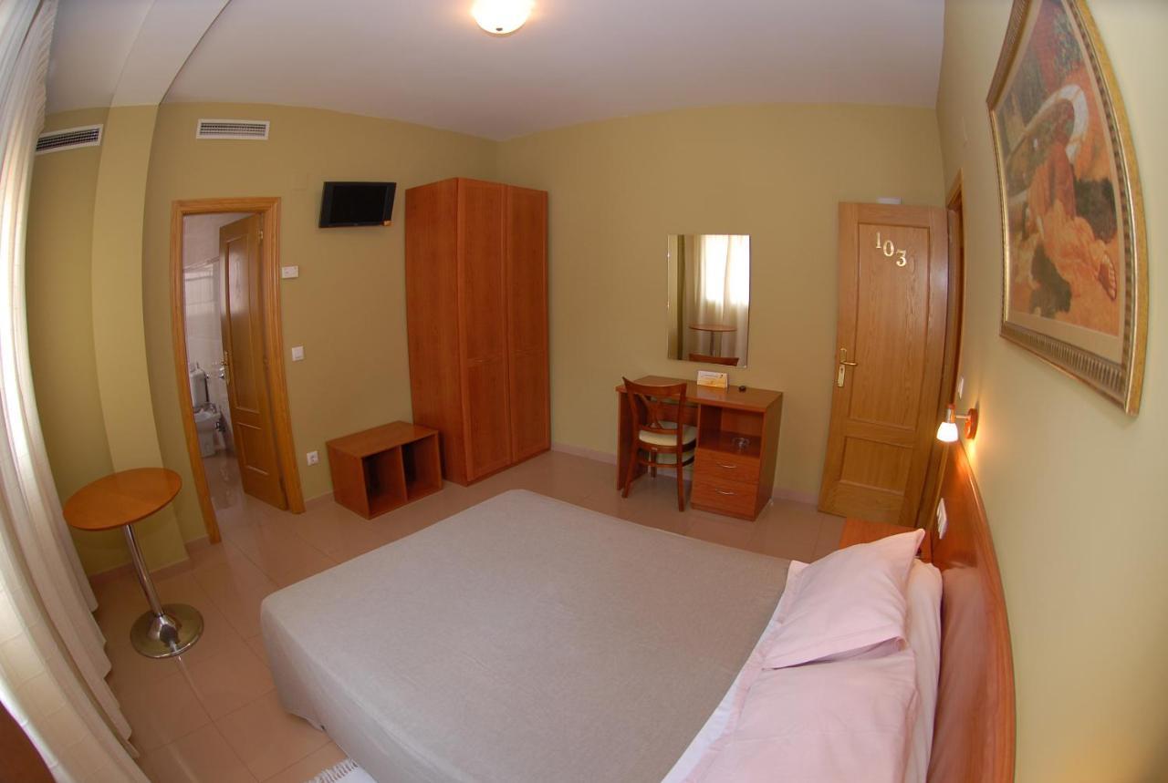 Hotel Dora Пласенсия Екстериор снимка