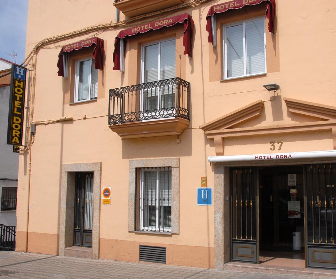 Hotel Dora Пласенсия Екстериор снимка