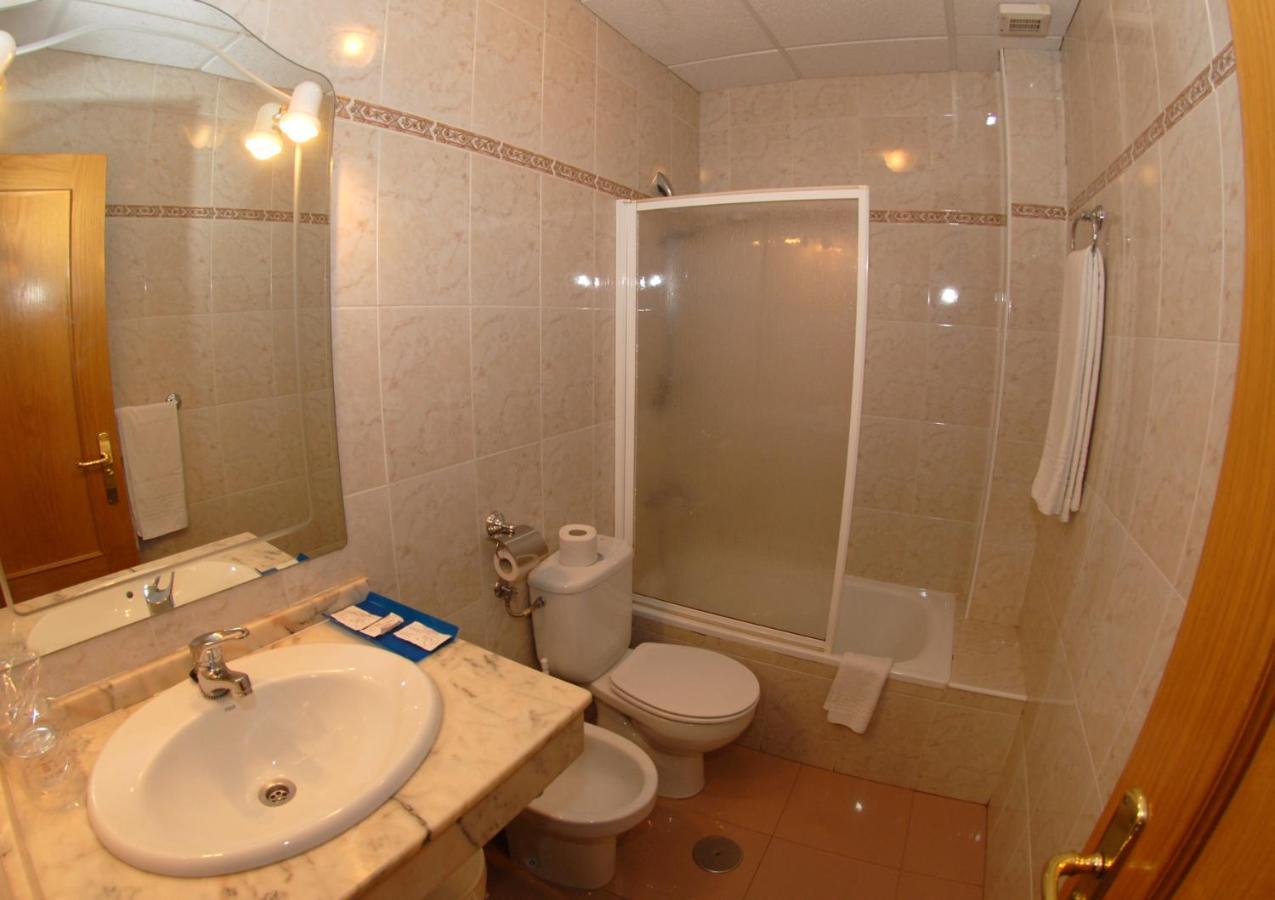 Hotel Dora Пласенсия Екстериор снимка