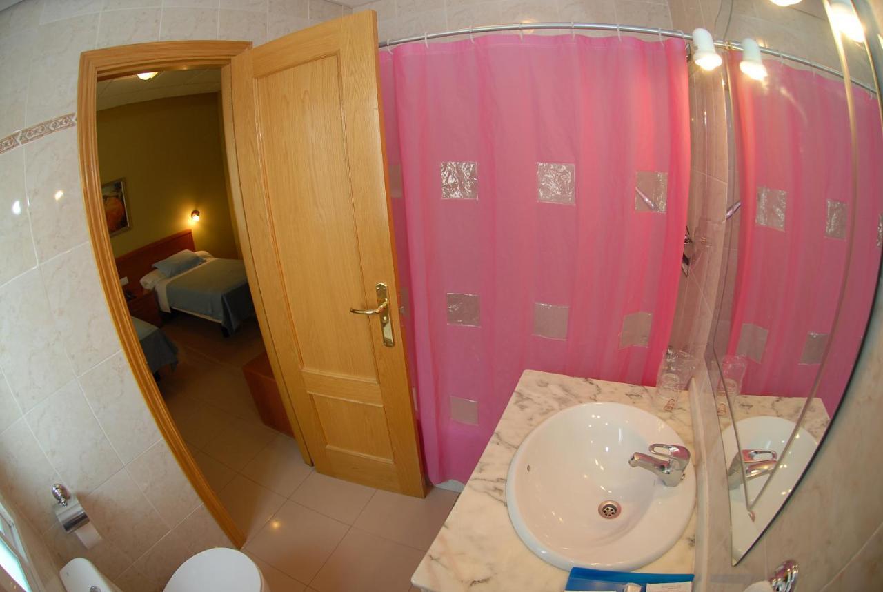 Hotel Dora Пласенсия Екстериор снимка