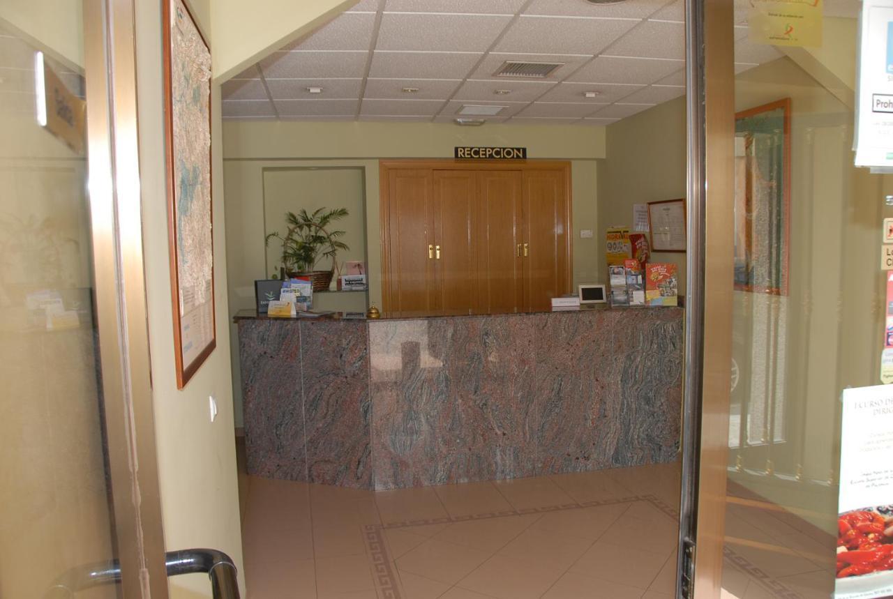 Hotel Dora Пласенсия Екстериор снимка