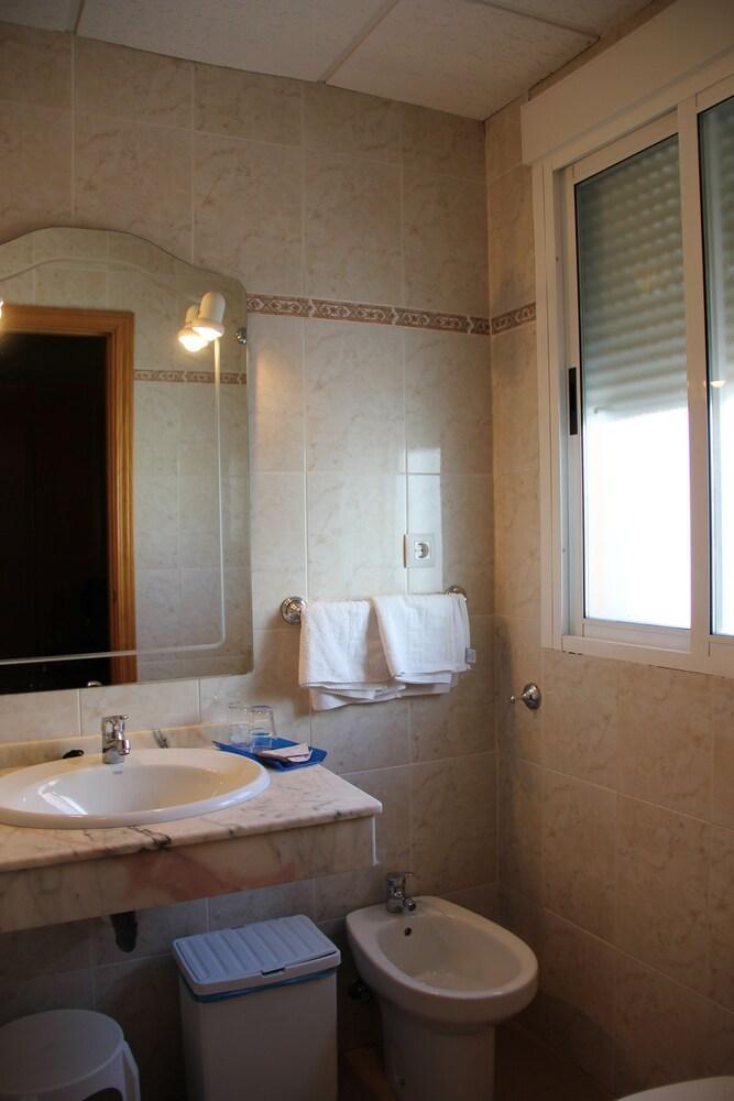 Hotel Dora Пласенсия Екстериор снимка