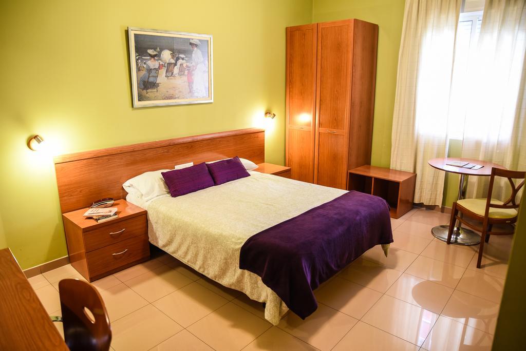 Hotel Dora Пласенсия Екстериор снимка