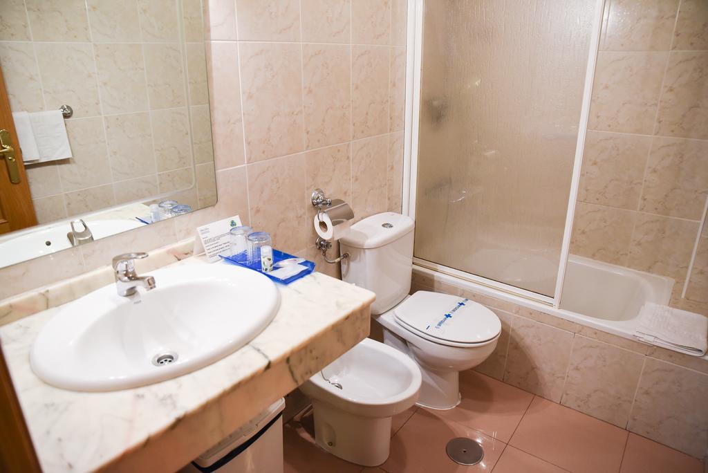 Hotel Dora Пласенсия Екстериор снимка