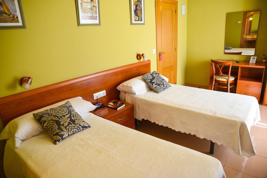 Hotel Dora Пласенсия Екстериор снимка