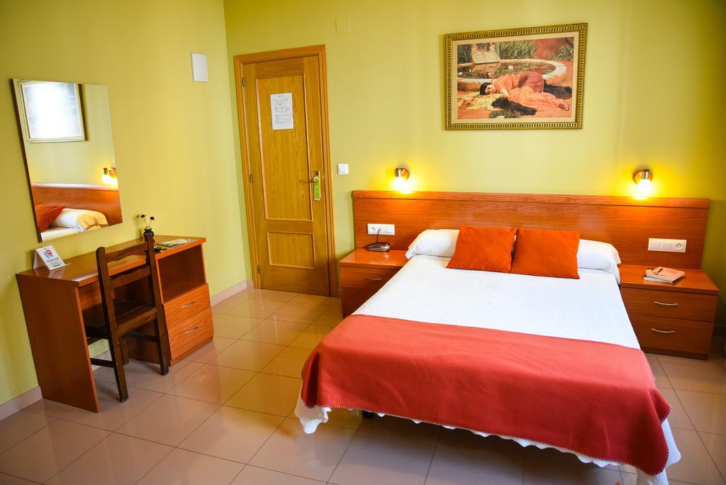 Hotel Dora Пласенсия Екстериор снимка