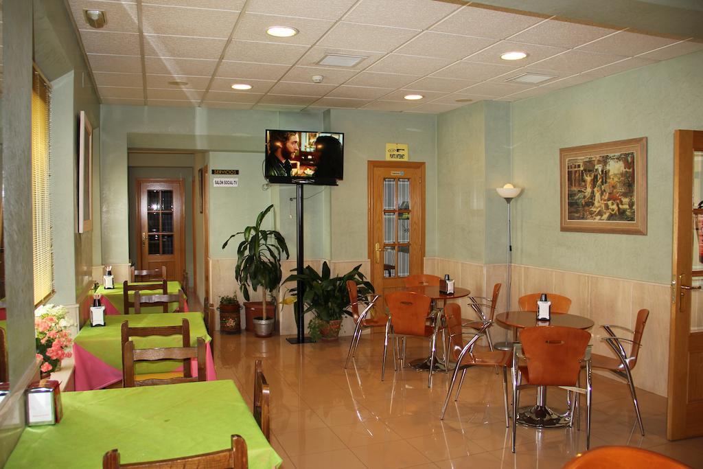 Hotel Dora Пласенсия Екстериор снимка