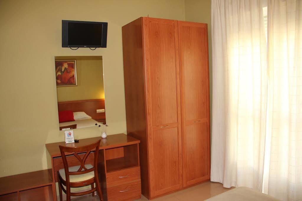 Hotel Dora Пласенсия Екстериор снимка