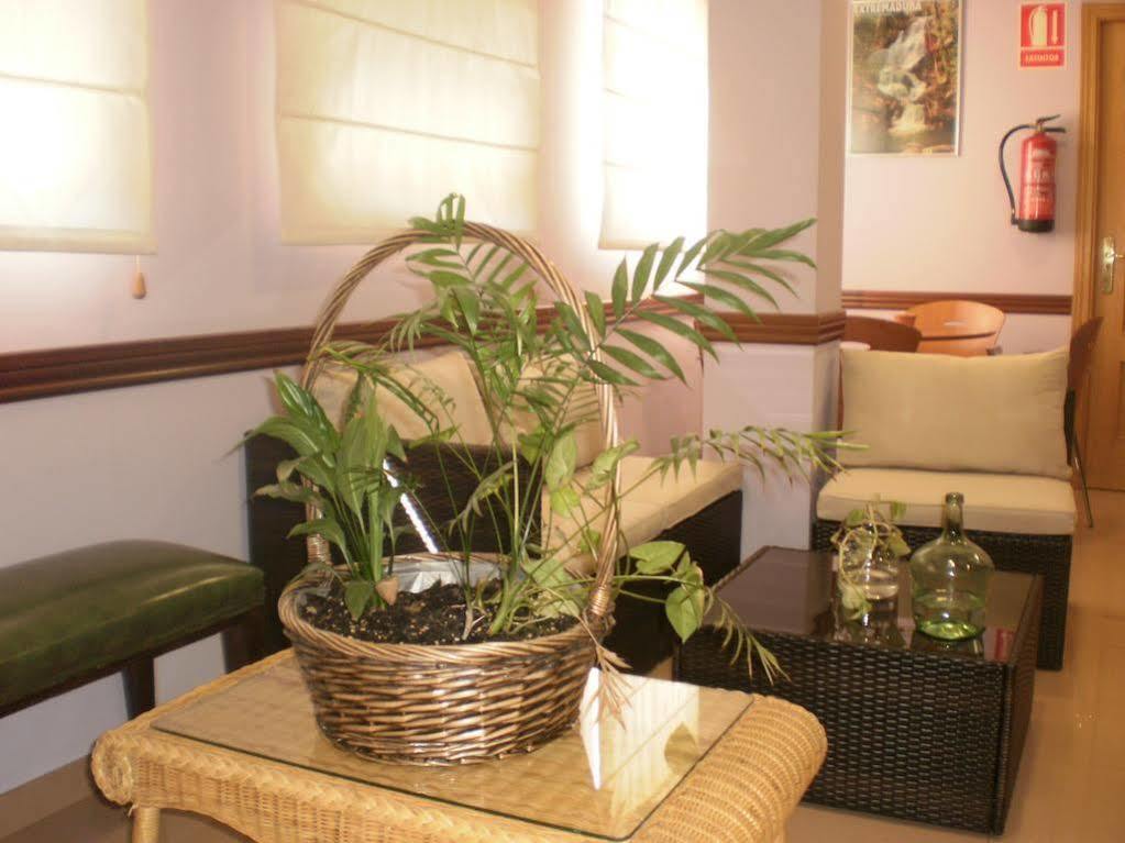 Hotel Dora Пласенсия Екстериор снимка