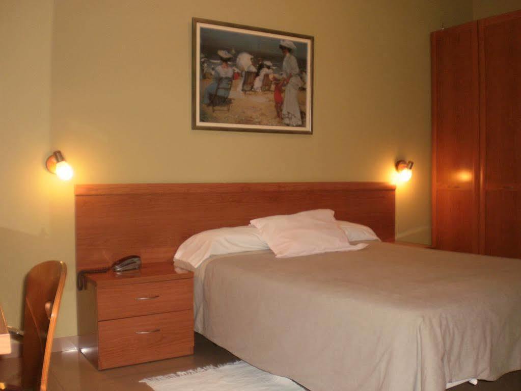 Hotel Dora Пласенсия Екстериор снимка