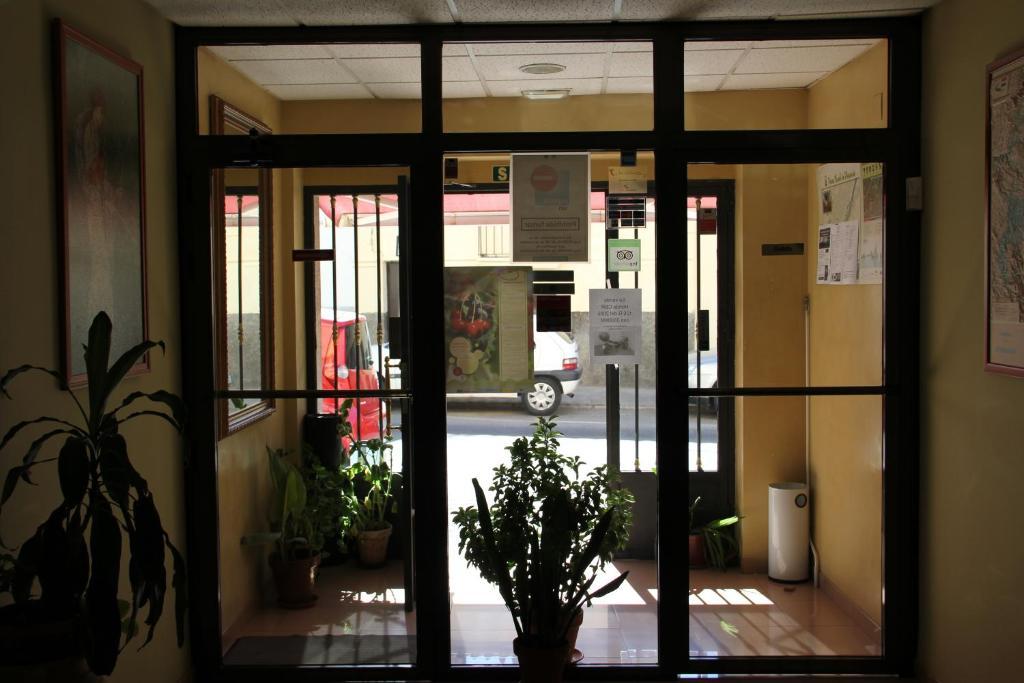 Hotel Dora Пласенсия Екстериор снимка