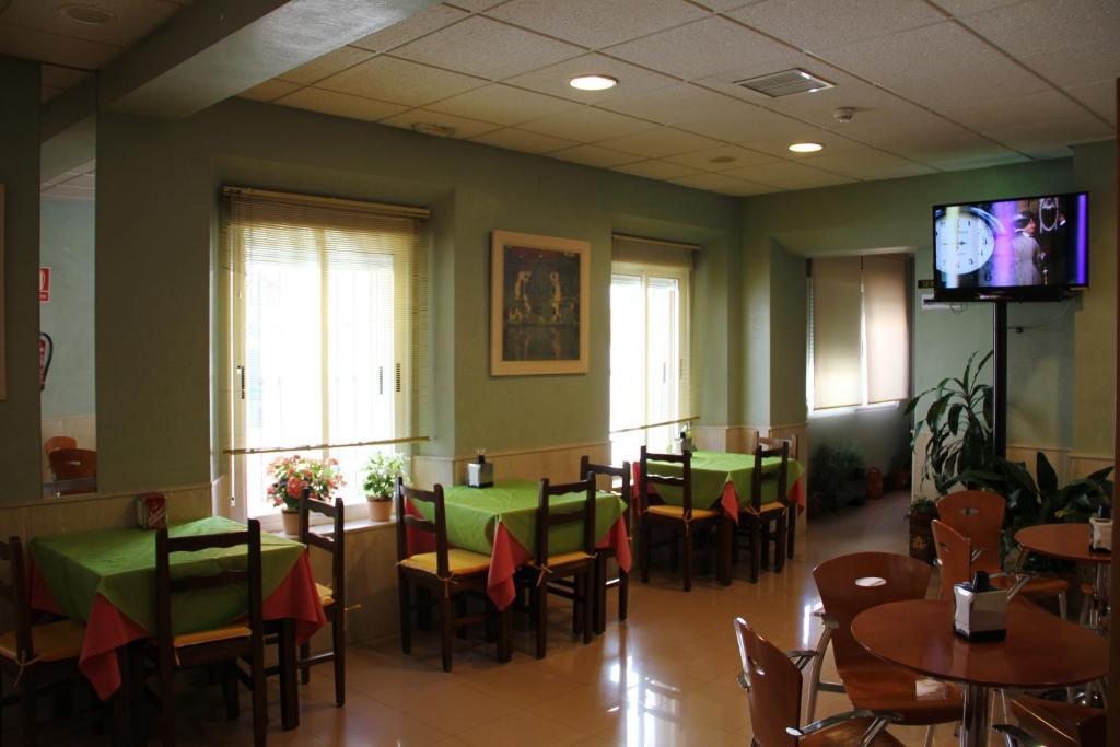 Hotel Dora Пласенсия Екстериор снимка