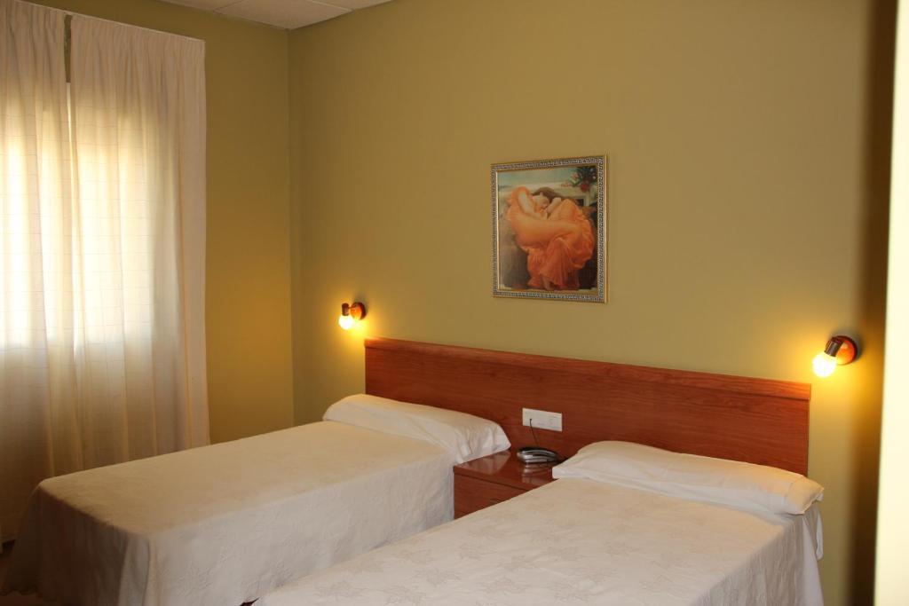 Hotel Dora Пласенсия Екстериор снимка