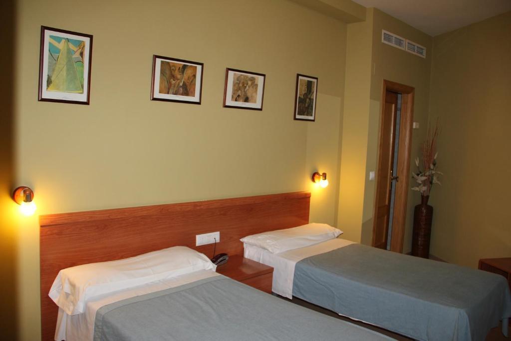 Hotel Dora Пласенсия Екстериор снимка