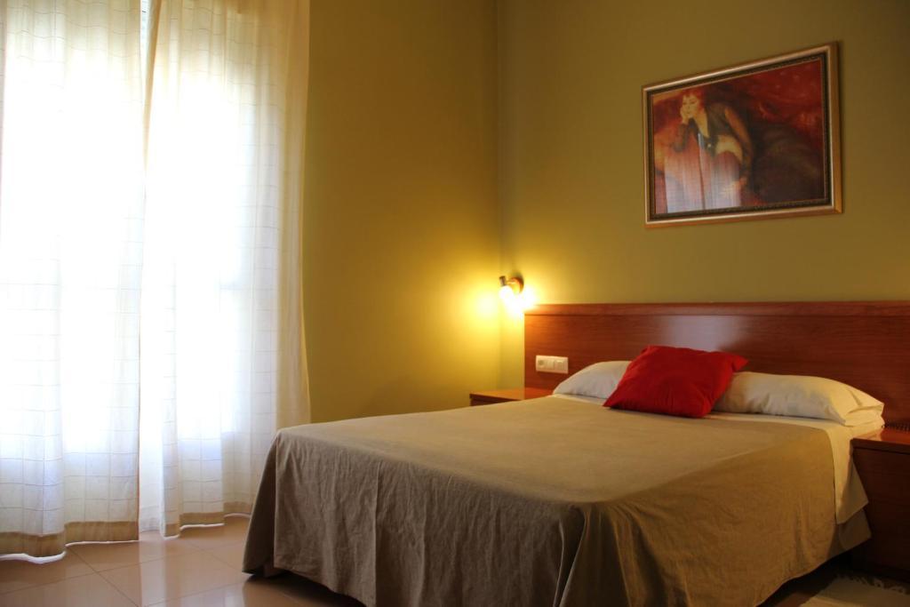 Hotel Dora Пласенсия Екстериор снимка